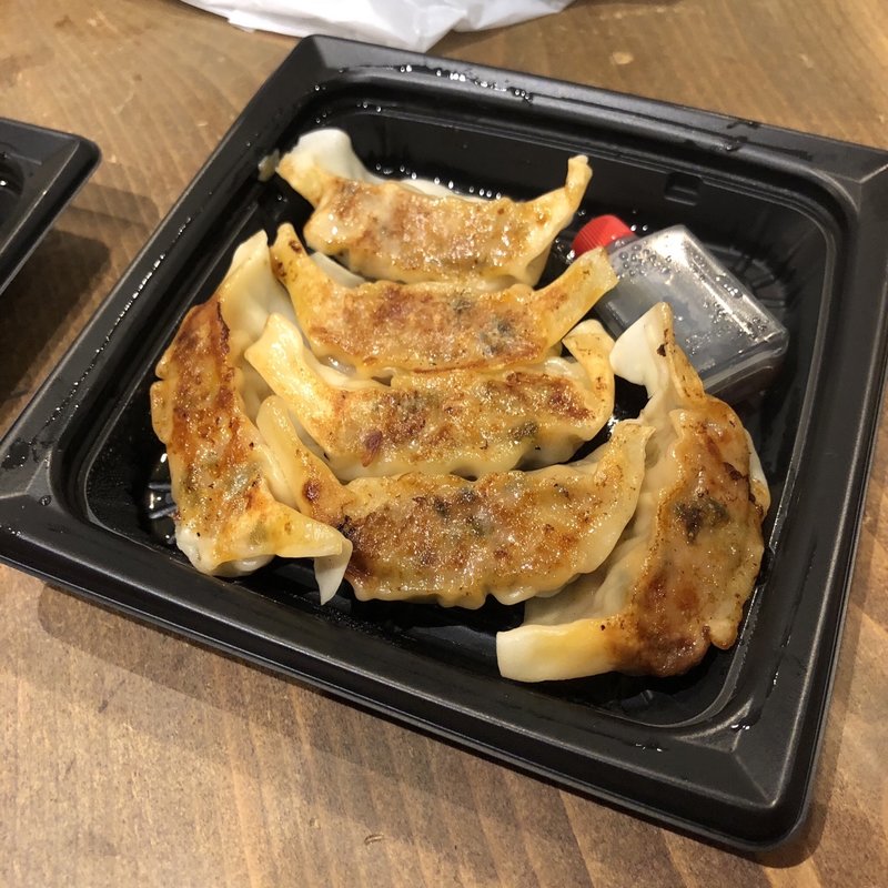 餃子(郭政良 味仙 東京神田店)