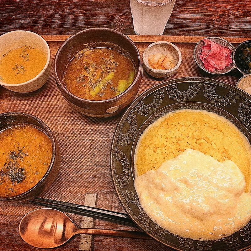 2種がけの定食(野菜カレーと週替わりのカレー  チーズトッピング)(お出汁とスパイス魁エレクトロ二カレー)