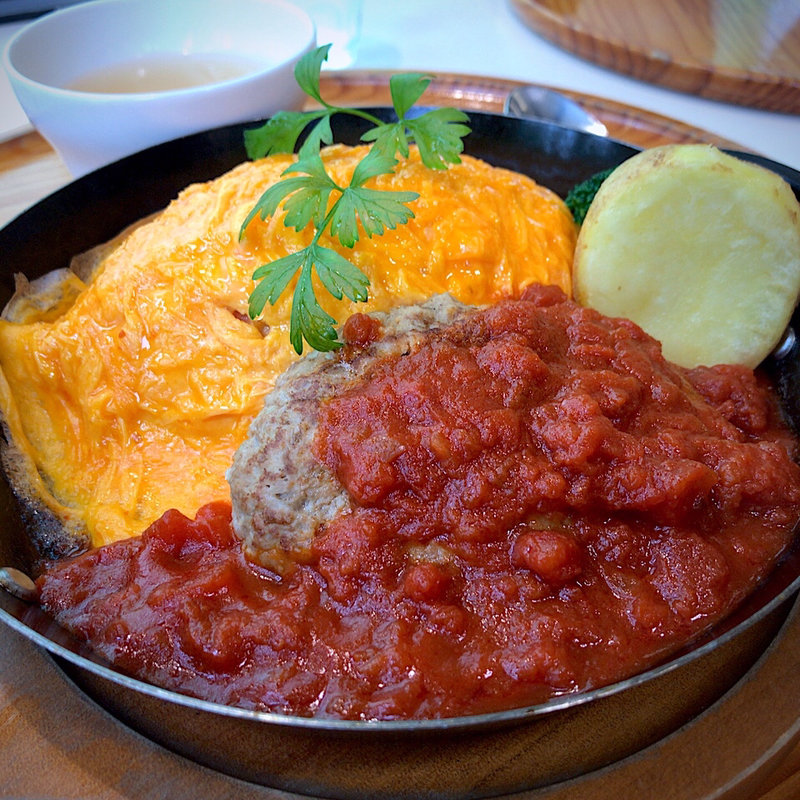 蔵王うみたて卵のじっくり煮込んだトマトソースオムライスと自慢の120gハンバーグセット(たまご舎 愛島本店 （たまごや）)