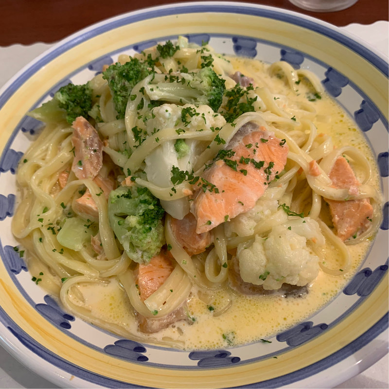 サーモンと緑野菜のクリームソーススパゲッティ(タベルナ・パパ )