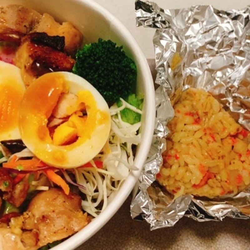 もち麦おにぎり付きチキングリルと25品目使用のパワーサラダ(タニタカフェ)