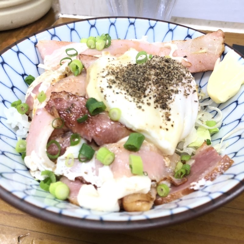 ベーコンエッグ丼(ラーメン専科 竹末食堂)