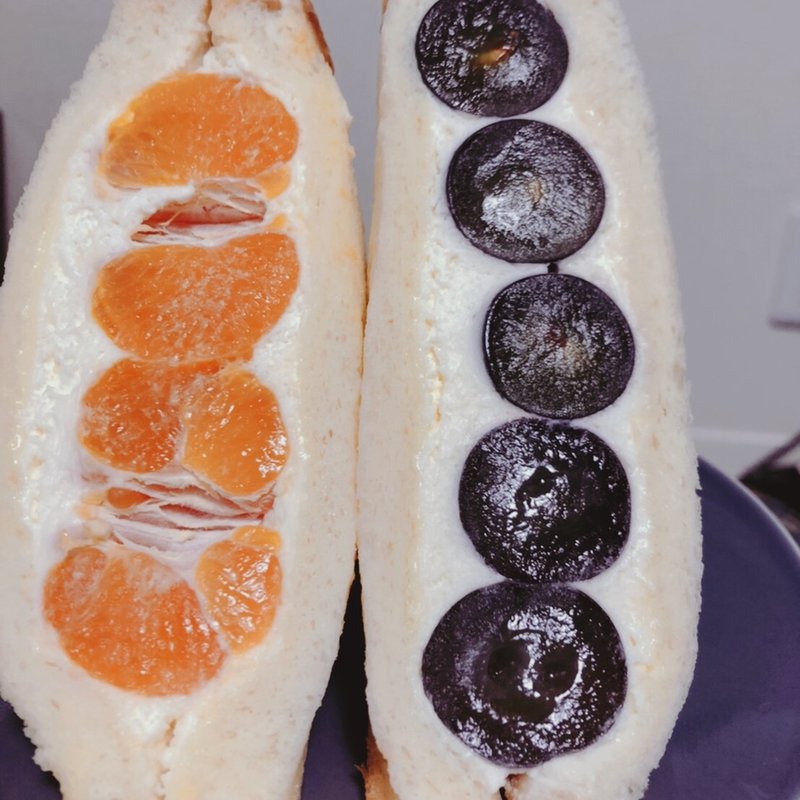 巨峰サンドとみかんサンド(八百屋コウタのフルーツスタンド)