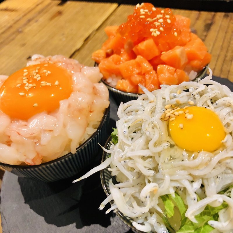 三色ミニ丼(令和ホルモン)