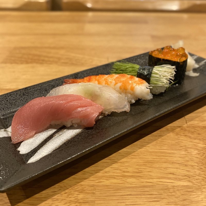 肴の五貫盛り(本まぐろ、白身、海老、芽ネギ、いくら)(呑処喰処 泉)