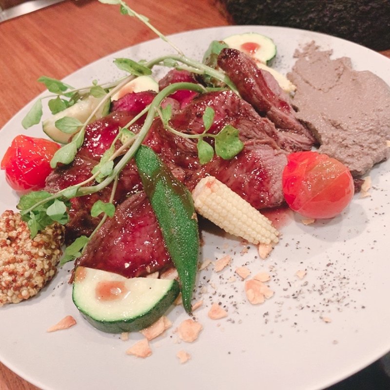 蝦夷鹿　内もも肉のロースト　赤ワインソース(個室肉バル 山小屋Root7合目 銀座コリドー街店)