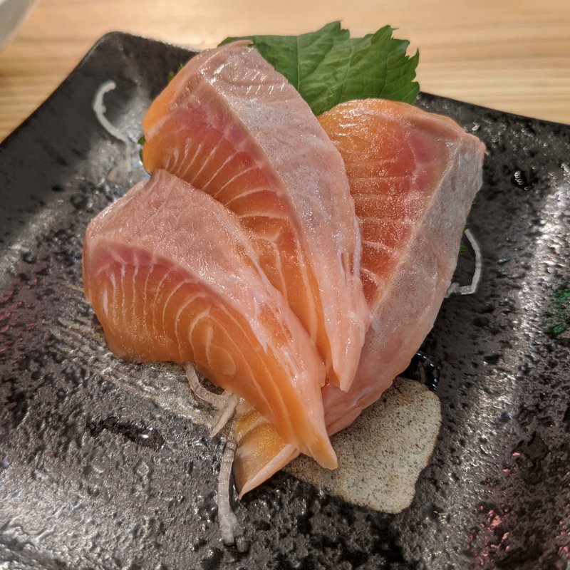 サーモン刺身(せんべろスタンド　呑りすけ)