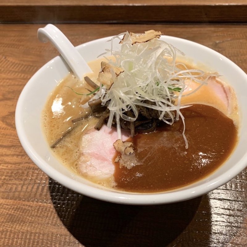 アメリケーヌ豚骨平打ち麺WITHトリュフ  味噌(雨は、やさしく-雨燦燦)