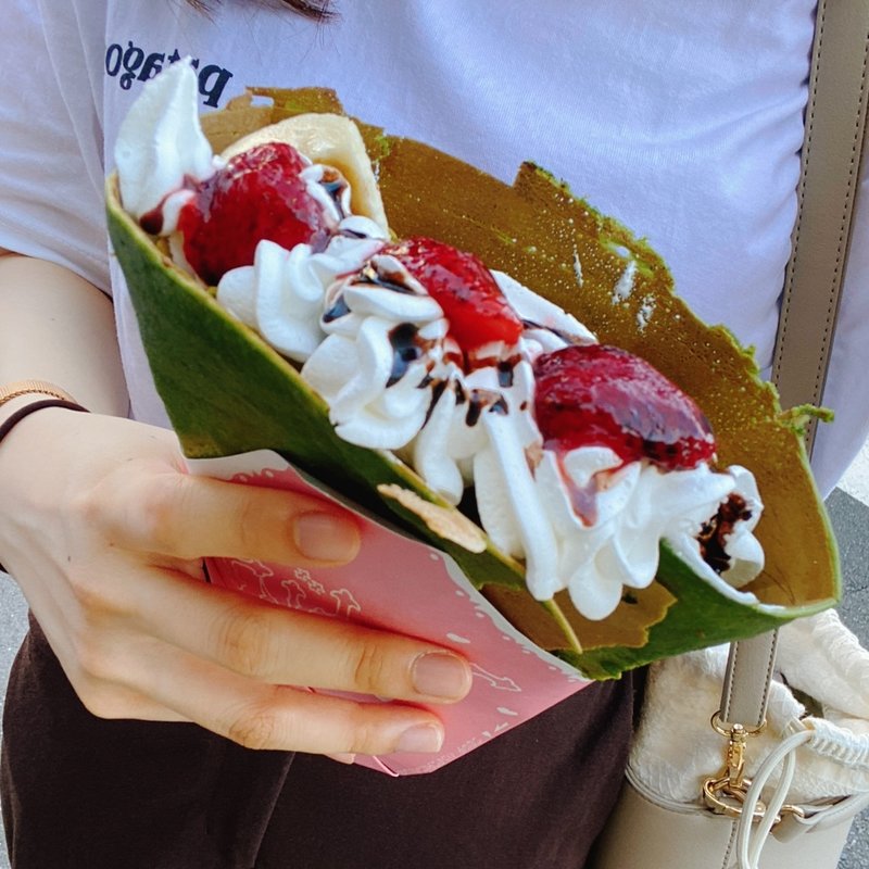 バナナいちごチョコ生クリーム(抹茶生地)(アンドレア)