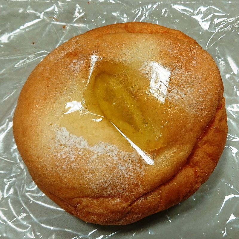 チーズクリームとシャインマスカットのパン(焼き立てパン工房 パンだパンダ)