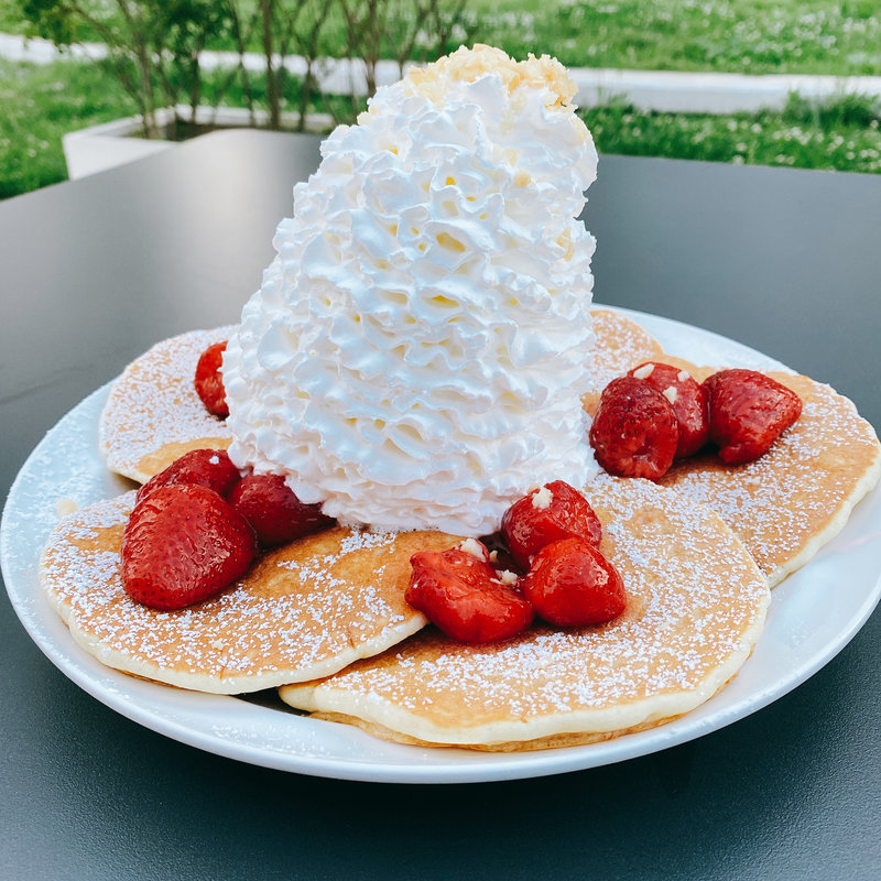 ストロベリー、ホイップクリームとマカダミアナッツ(Eggs 'n Things ラゾーナ川崎店)