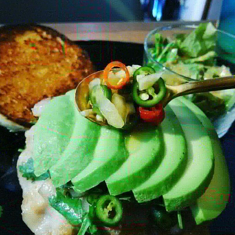 ハンバーガー(ホワイトバンズ＋ポークリブ＋アボカド＋トマト＋パクチー＋パイナップル＋タオソース)(milia burger)