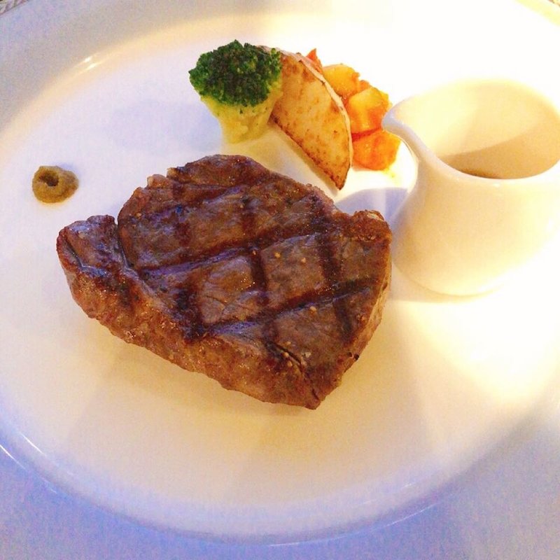 牛サーロインステーキ 昆布醤油と薬味を添えて(MANHATTAN TABLE)