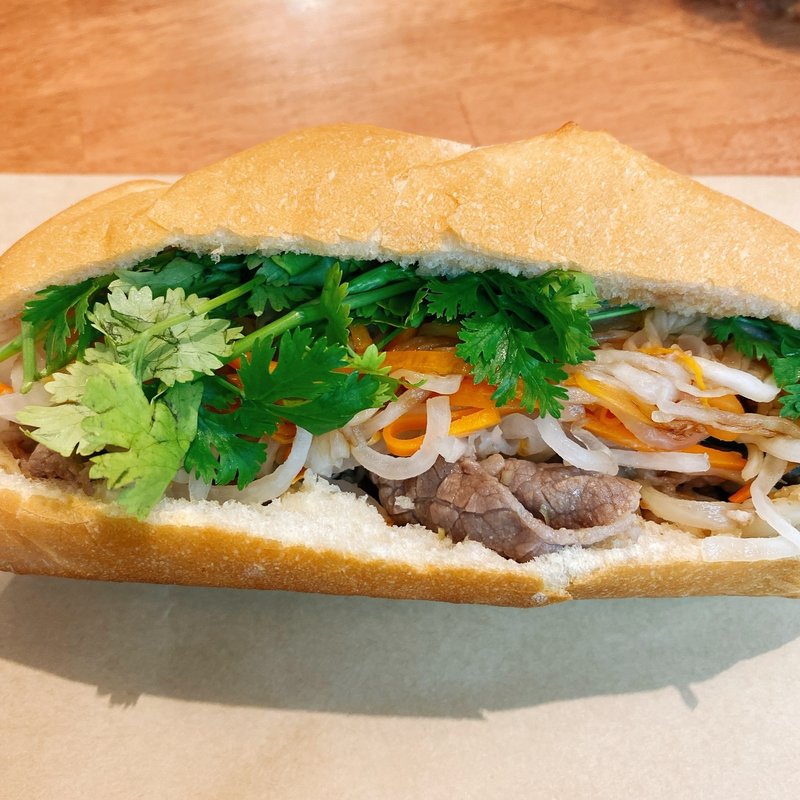 牛肉レモングラス炒めのバインミー(Banh Mi 83)
