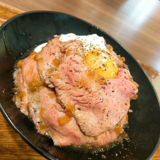 ローストビーフ丼(ヒヨリ ファースト)