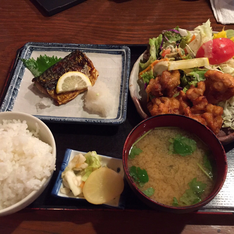 焼き魚ととりの唐揚げ定食(あじくら)