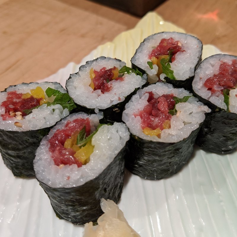 桜肉トロタク細巻(馬刺料理と季節の割烹 そま莉)