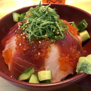 海鮮三色丼(新宿　六)