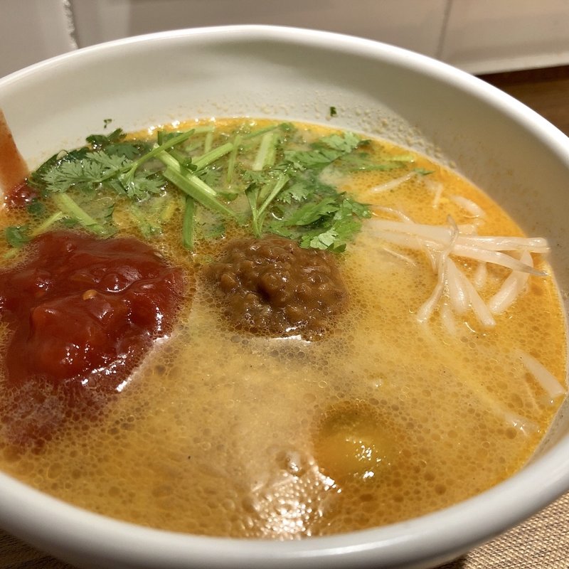 トマトとパクチーのたんたん麺(T’s たんたん 池袋店)
