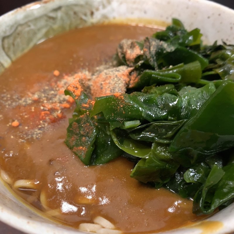 カレーそば　Tp. わかめ(かしわや 三軒茶屋店)