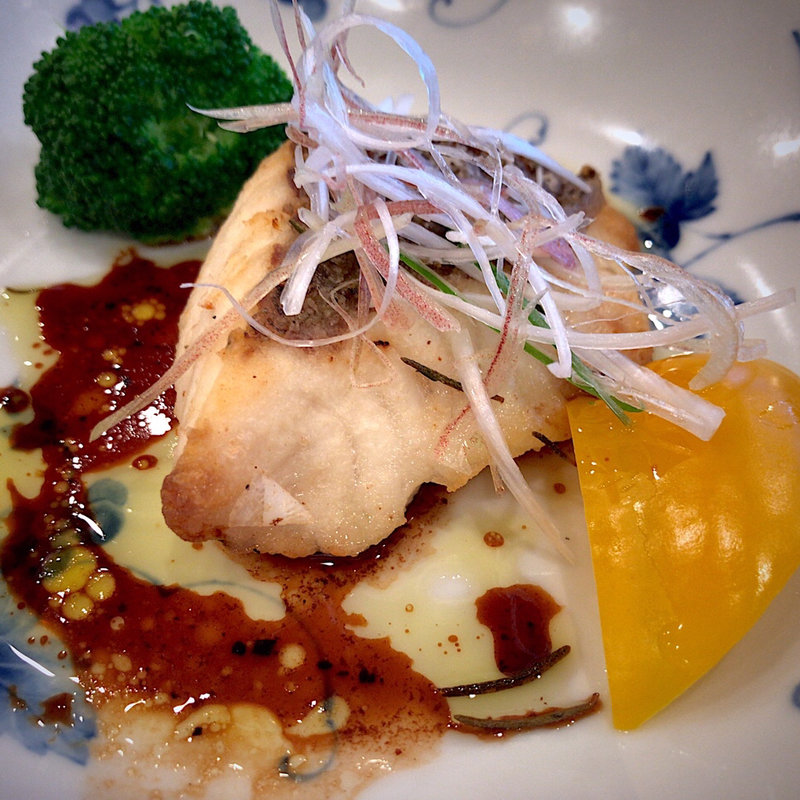 真鯛と香草焼きのバルサミコ酢掛け(創作料理とお酒の宿 民宿みかみ)