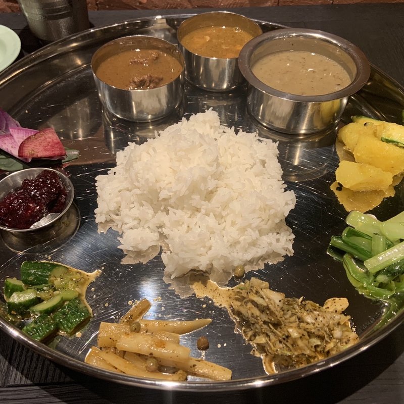 ダルバート　2種 チキンカレー＋水牛のカレー(OLD NEPAL（オールド ネパール）)