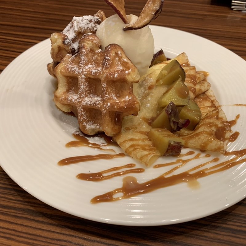 スイートポテトアイスと紅あずまのワッフルクレープ(本庄珈琲うふふ )