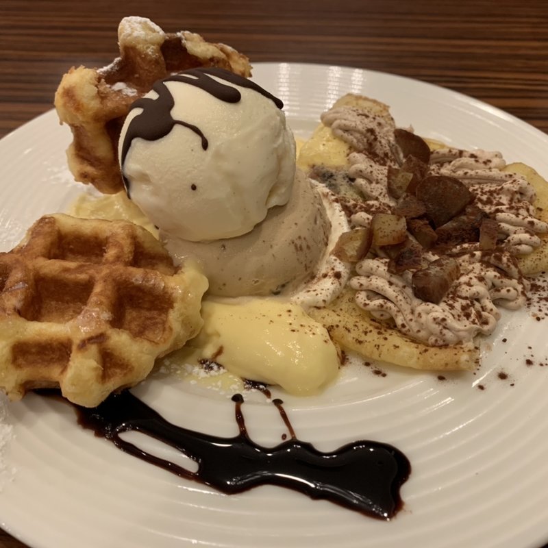渋皮栗とモンブランのワッフルクレープ(本庄珈琲うふふ )