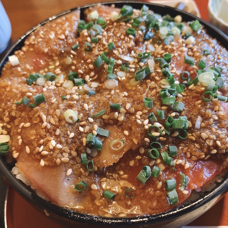 鮪と白身の胡麻漬け丼(かなめ)