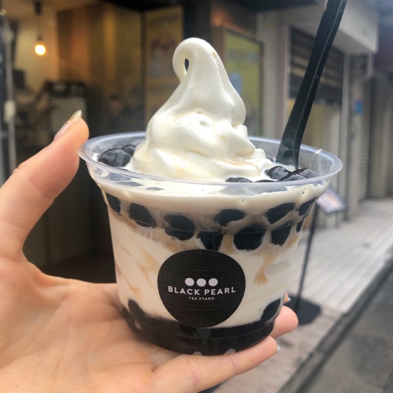 タピオカソフトクリーム(ブラックパールティースタンド)