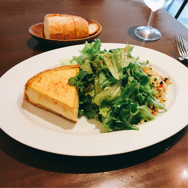 カニのふんわりキッシュ小麦のサラダ添え(シエル・ドゥ・リヨン)