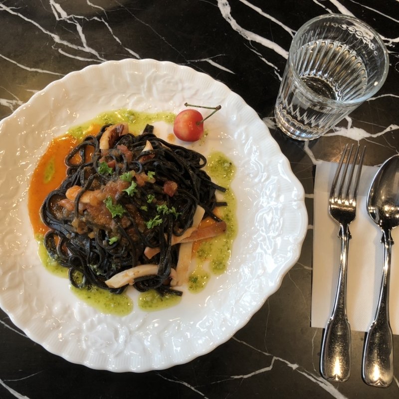 トマトソースのイカ墨生パスタ ドリンク付(紅茶と英国菓子の店 CHATSWORTH(チャッツワース))