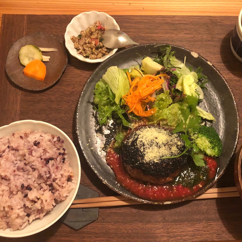 お肉の定食(ミツバチ食堂 )