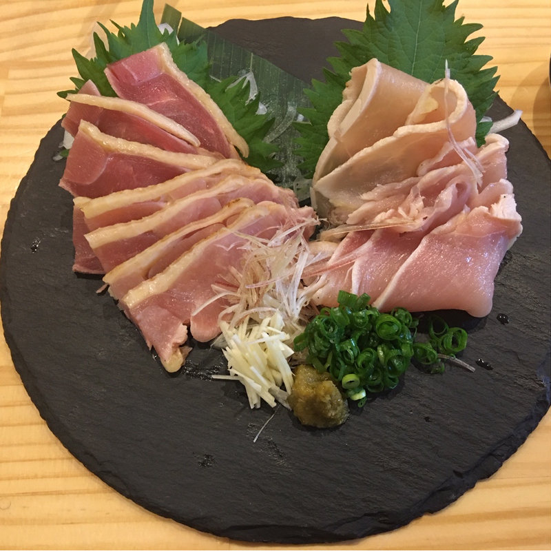 知覧どりのお刺身盛り　ももとむねの食べ比べ(鶏居酒屋 ちらんや)