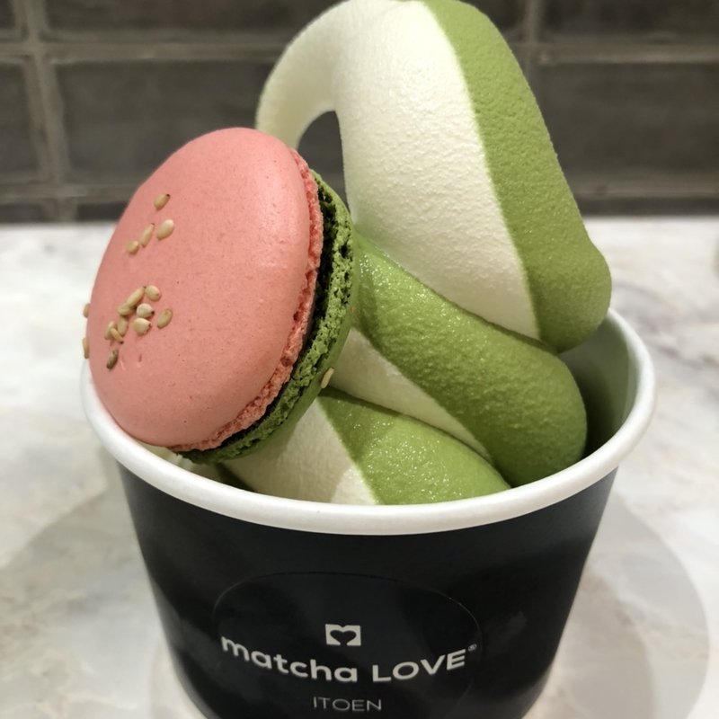 抹茶の苺のマカロンソフト(matcha LOVE マッチャラブ)