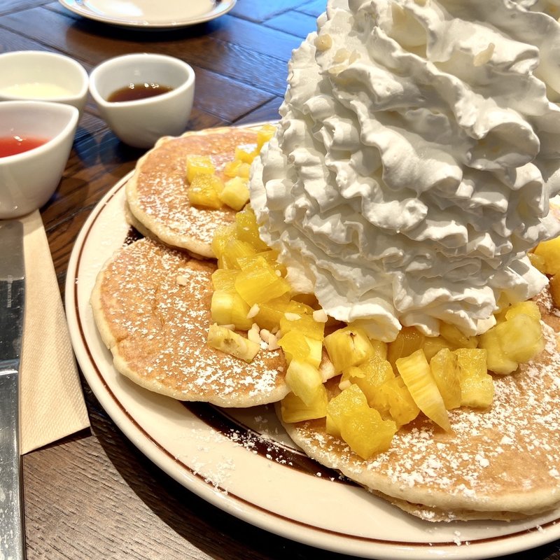 パイナップル、ホイップクリームとマカダミアナッツ　パンケーキ(eggs’n Things)