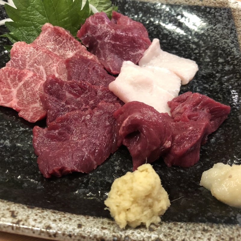 馬刺し5種盛り(熊本馬料理うまかつ)