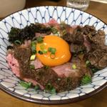 ローストビーフと牛スジのご飯(ラーメン専科 竹末食堂)