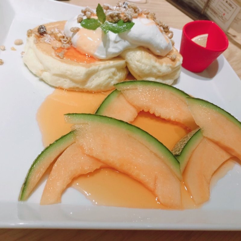国産フレッシュ赤肉メロンのサマーパンケーキ(むさしの森珈琲)