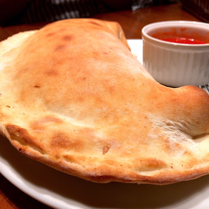 “カルツォーネ”チーズと生ハムの包み焼き(カプリチョーザ ザ・モール仙台長町店 )