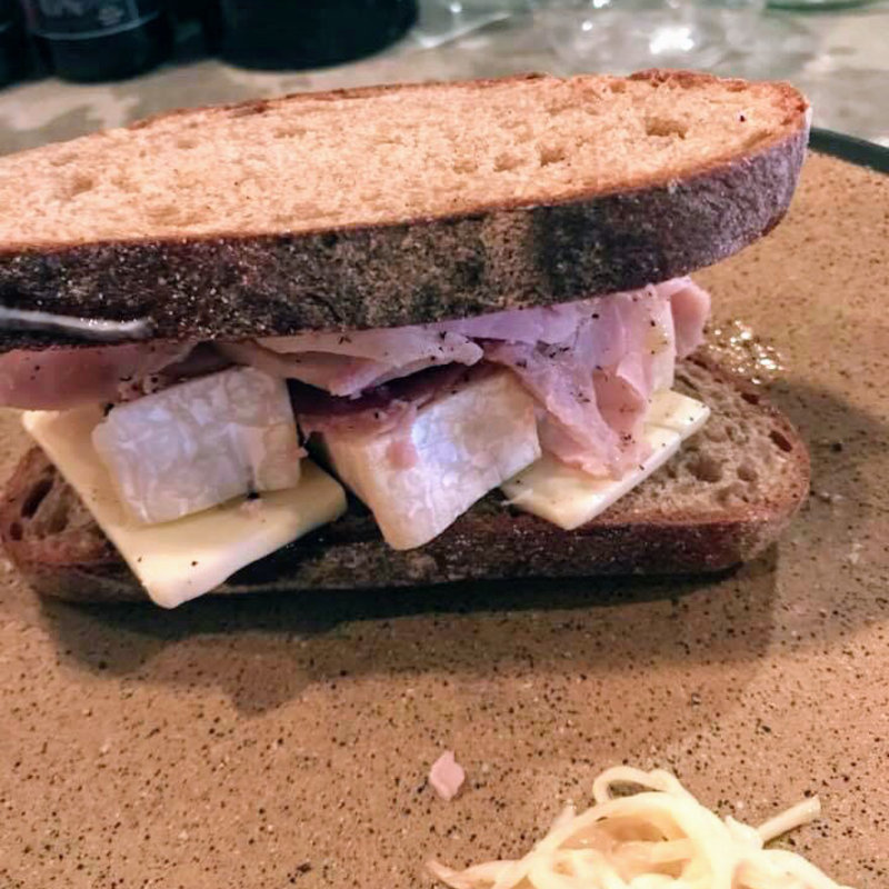 自家製ハムとカマンベールのサンドウィッチ(PATH)