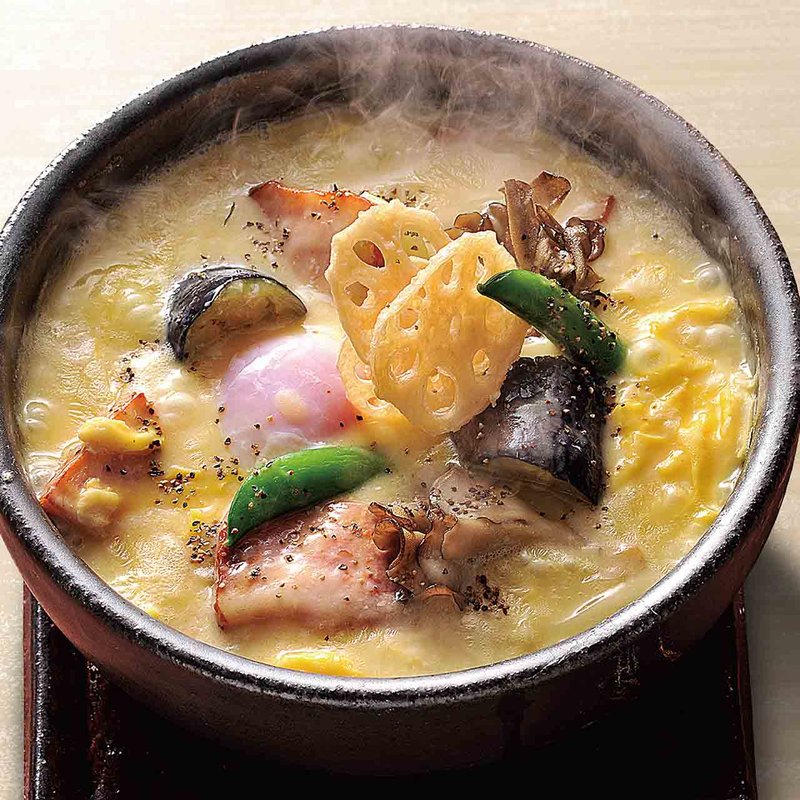 石焼き ベーコンカルボナーラのおうどん(つるとんたん 本町楼)