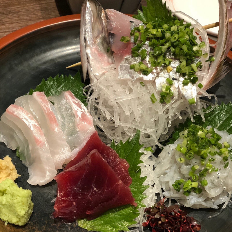 シラス刺し、4点盛り(駒八 ムスブ総本店)