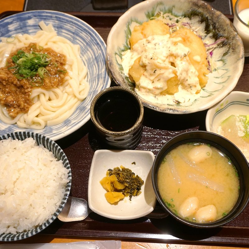 冷やし鶏そぼろうどんとチキン南蛮御膳(水たき料亭 博多華味鳥 博多駅前店)