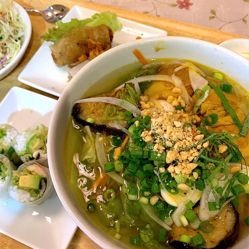 豚の角煮と揚げ茄子のフォーとアボカドの生春巻のセット(ジャスミンパレス 大宮店)
