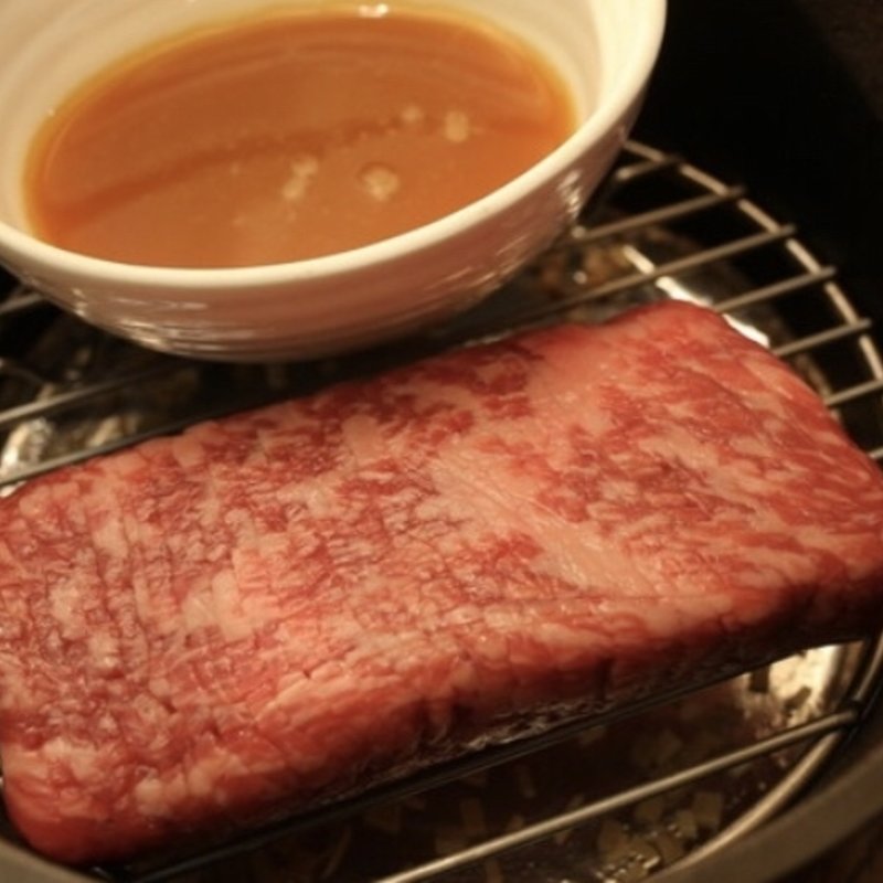 黒毛和牛モモ肉の瞬間燻製(nakameguro 燻製 apartment)