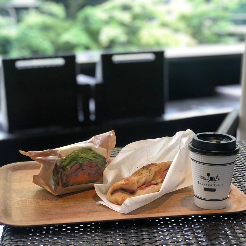 ローストビーフサンド、柚子こしょうベーコン、カフェモカ(ベーカリー＆テーブル 東府や （【旧店名】東府やベーカリー＆カフェ）)