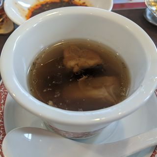 四川チャン族の塩漬け豚スペアリブと杜仲の蒸しスープ(中国旬菜 茶馬燕)