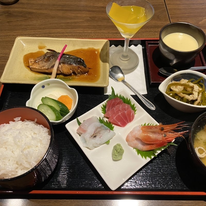 お刺身付イナダの煮付御膳(旬彩遊膳 味叶)