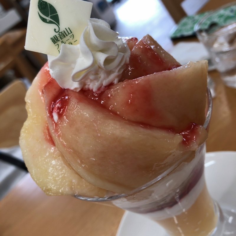 桃のパフェ(観音山フルーツパーラー)